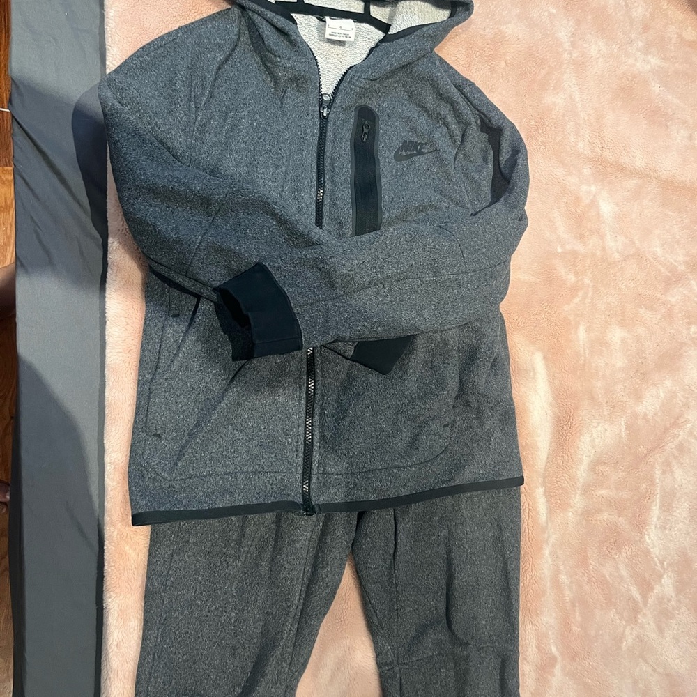 Nike Dark Gray fleece Zip-Up Hoodie and pants.   Size boys large.